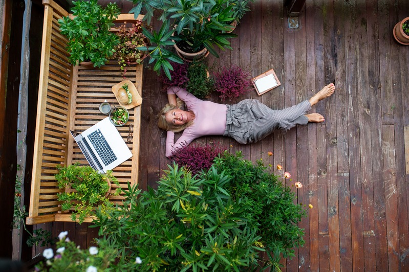 Une femme senior qui aime les plantes