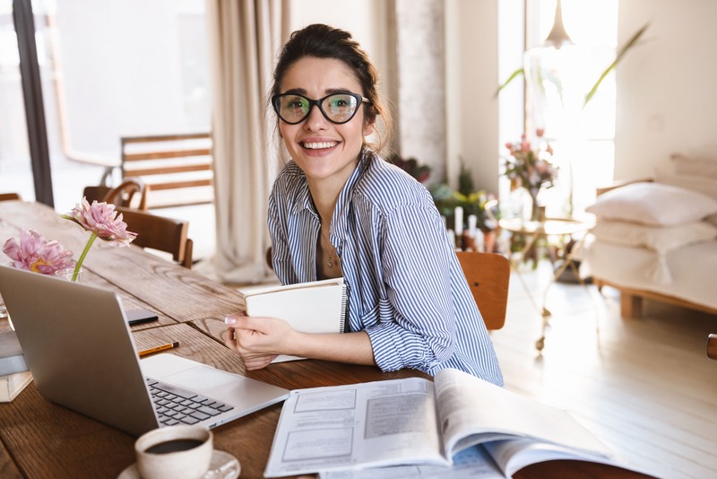 une future mariée intellectuelle, une femme avec des lunettes qui aime les livres
