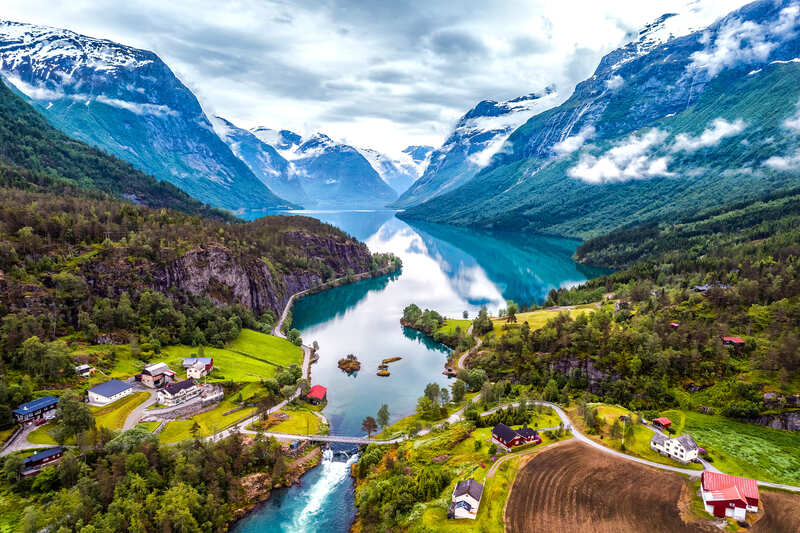 Belle vue des Fjords en été, avec de la verdure, Norvège, Europe