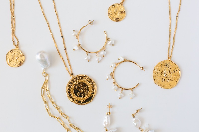 Une gravure en bijoux comme idée cadeau de mariage personnalisé