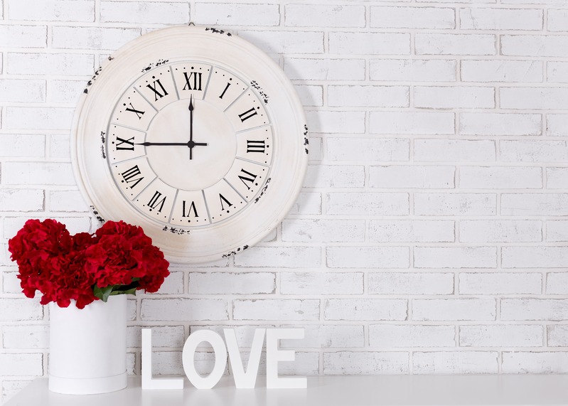 Une horloge blanche vintage pour déco maison comme idée de cadeau de mariage personnalisé