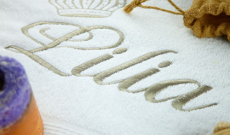 Linge de bain brodé avec une couronne comme idée de présent personnalisé pour une union