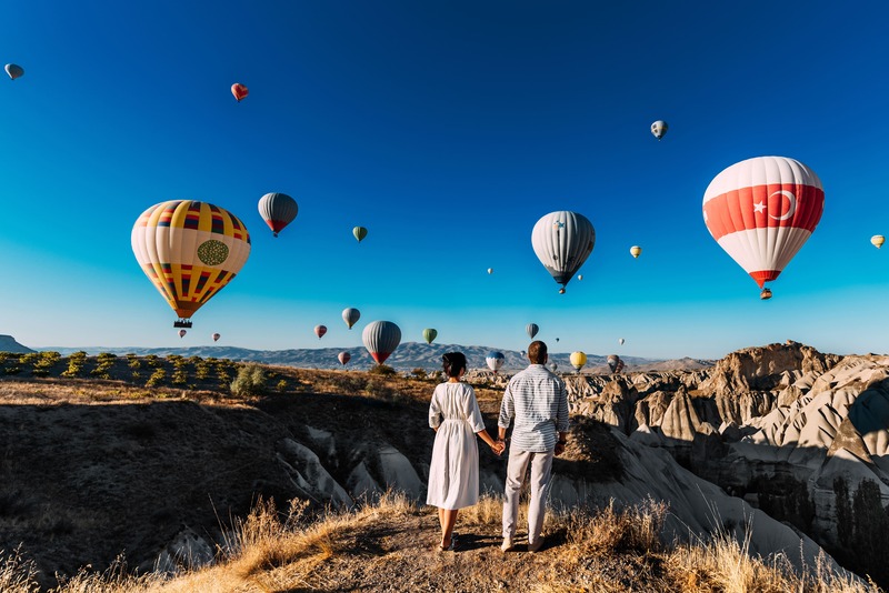 couple, idée de sortie romantique face à des montgolfières