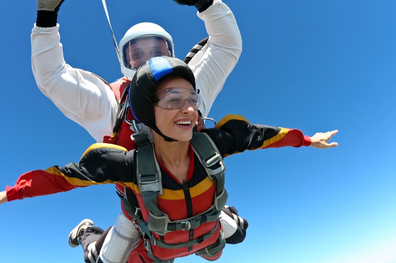 Couple souriant fait un saut en parachute