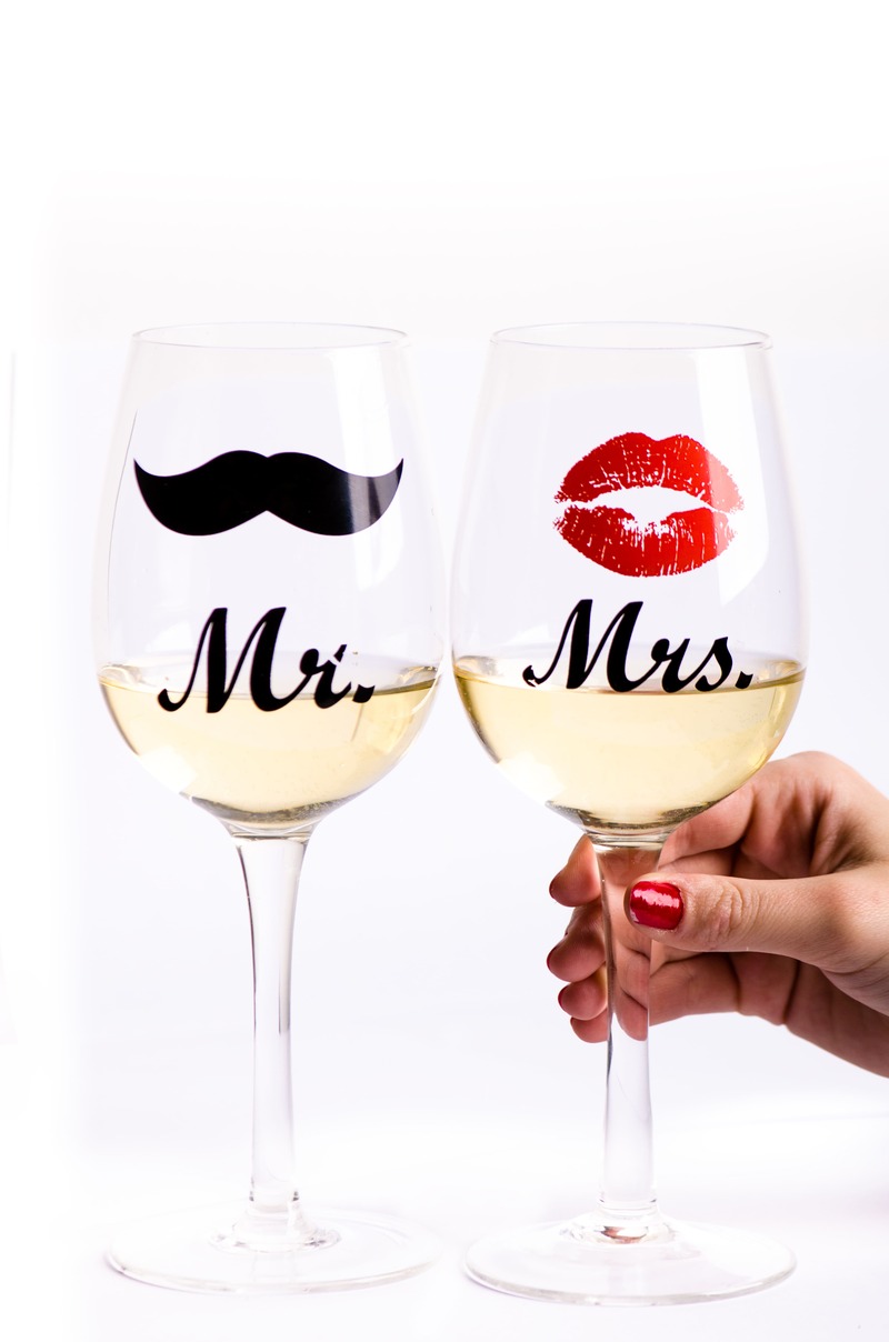 verres à vin original pour monsieur avec moustache et madame lèvres rouge comme idée de cadeau de mariage personnalisé 2022