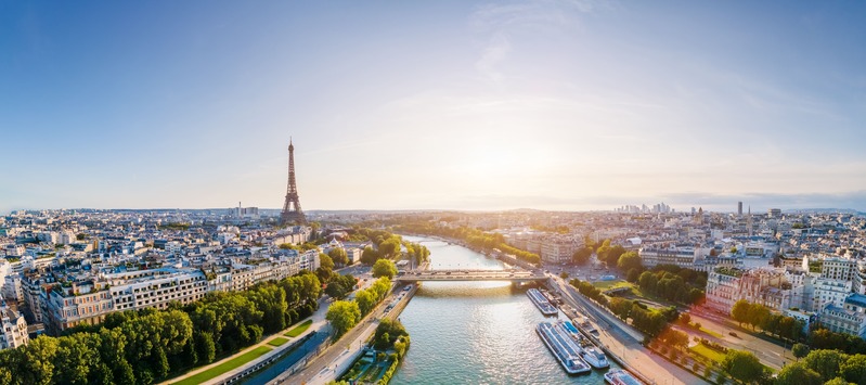 Vue imprenable sur Paris et la tour eiffel pour les amoureux lors de leur lune de miel en france