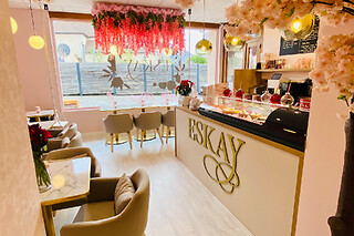 Une beauté des pieds avec pose de vernis semi-permanent au Salon ESKAY à Annecy (74)