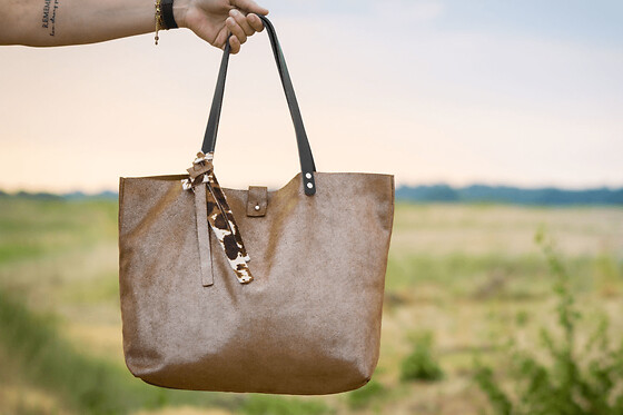 Atelier création sac cabas Axelle en cuir à Montjean-sur-Loire