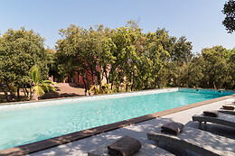 Disini Luxury Hotel