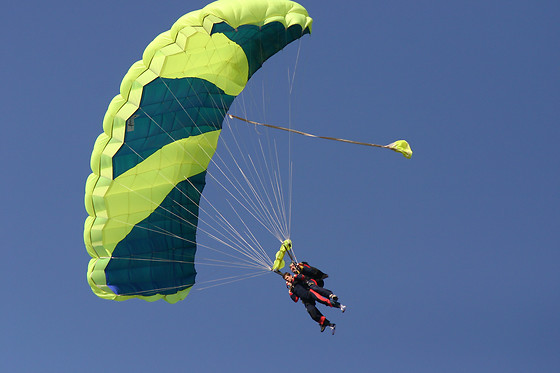Un saut en parachute en tandem - École de parachutisme d'Agen - Estillac (47)