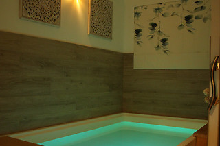 Une séance de bain de flottaison au Jardin des étoiles à Bossée (37)