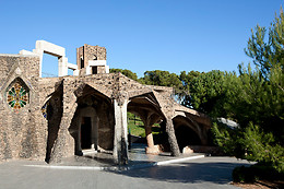 COLONIA GUELL Y CRIPTA GAUDÍ