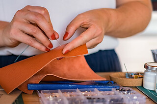 Atelier pochette en cuir à Annecy (74)