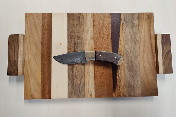 Atelier fabrication planche apéritif et son couteau à Paris 3ème