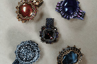 Atelier création bijoux en perles brodées proche de Lyon (69)