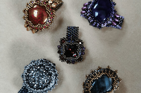 Atelier création bijoux en perles brodées proche de Lyon (69)