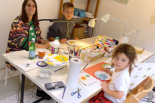 Atelier enfant peinture sur assiette à Paris 20ème