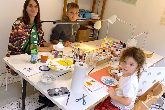 Atelier enfant peinture sur assiette à Paris 20ème