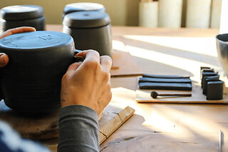Atelier fabrication de théière en céramique à Salavre (01)