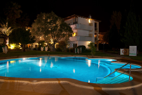Séjour avec piscine