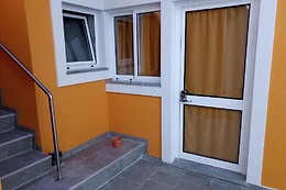 BIKE SUITE & LOUNGE