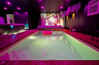 Un accès au spa avec bain à remous, sauna et piscine privative en duo au spa La Fenardière à Marck (62)