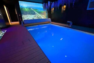 Un accès au spa avec bain à remous, sauna et piscine privative en duo au spa La Fenardière à Marck (62)
