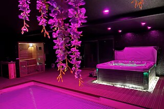 Un accès au spa avec bain à remous, sauna et piscine privative en duo au spa La Fenardière à Marck (62)