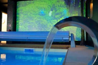 Un accès au spa avec bain à remous, sauna et piscine privative en duo au spa La Fenardière à Marck (62)
