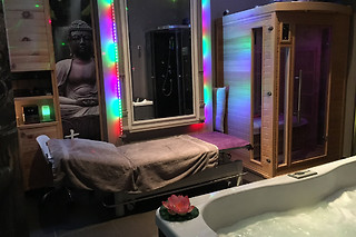 Un accès au spa avec sauna et bain à remous et un massage bien-être chez Au Bien-Être des 5 Sens à Marseille (13)