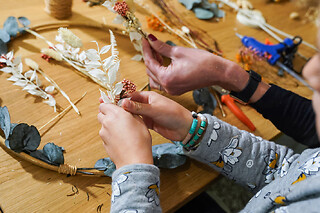 Atelier parent/enfant couronne de fleurs séchées à Sèvres (92)