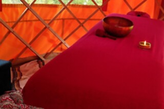 Un massage du corps sous yourte au Jardin D'Ariane à Sioniac (19)