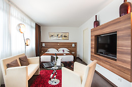 Gatsby Hotel & Restaurant by HappyCulture