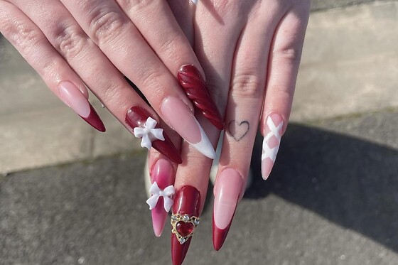 Pose américaine avec nail art pour les mains chez BadPeach Nails à Magenta (51)