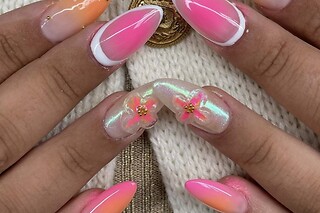 Pose américaine avec nail art pour les mains chez BadPeach Nails à Magenta (51)