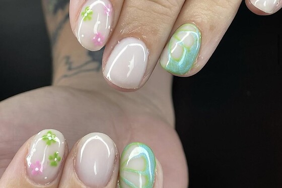 Pose américaine avec nail art pour les mains chez BadPeach Nails à Magenta (51)