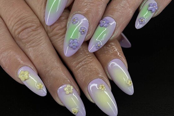 Pose américaine avec nail art pour les mains chez BadPeach Nails à Magenta (51)