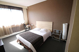 Adonis Lyon Est Artys Hôtel ***