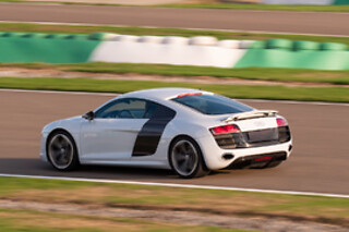 Duo Aston-Martin Vantage / Audi R8 V10 (2x2 tours) sur le Circuit de Trappes (78)