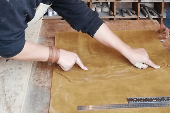Atelier fabrication d'un tablier en cuir à Kayserberg (68)