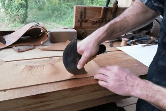 Atelier fabrication d'un tablier en cuir à Kayserberg (68)