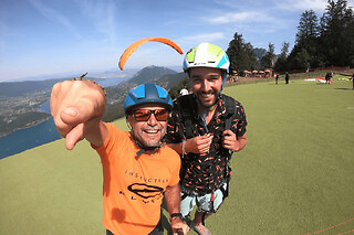 Vol ascendance en parapente au-dessus du lac d'Annecy