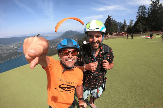 Vol ascendance en parapente au-dessus du lac d'Annecy