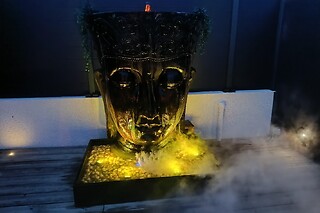Un accès privatif au spa avec bain à remous et à la piscine en soirée chez Bulle Mauran Berre à Berre-l'Étang (13)