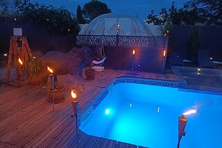 Un accès privatif au spa avec bain à remous et à la piscine en soirée chez Bulle Mauran Berre à Berre-l'Étang (13)