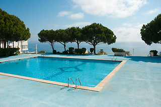 Séjour avec piscine