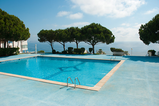 Séjour avec piscine