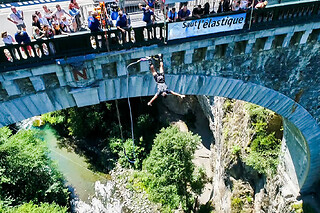 Saut à l'élastique du Pont Napoléon à Luz-Saint-Sauveur (65)