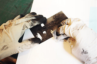 Atelier parent / enfant de gravure Tetrapak à Paris 19ème
