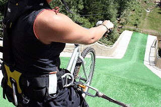 Saut à l'élastique sur tremplin à Saint-Jean-de-Sixt (74) - Saut à vélo